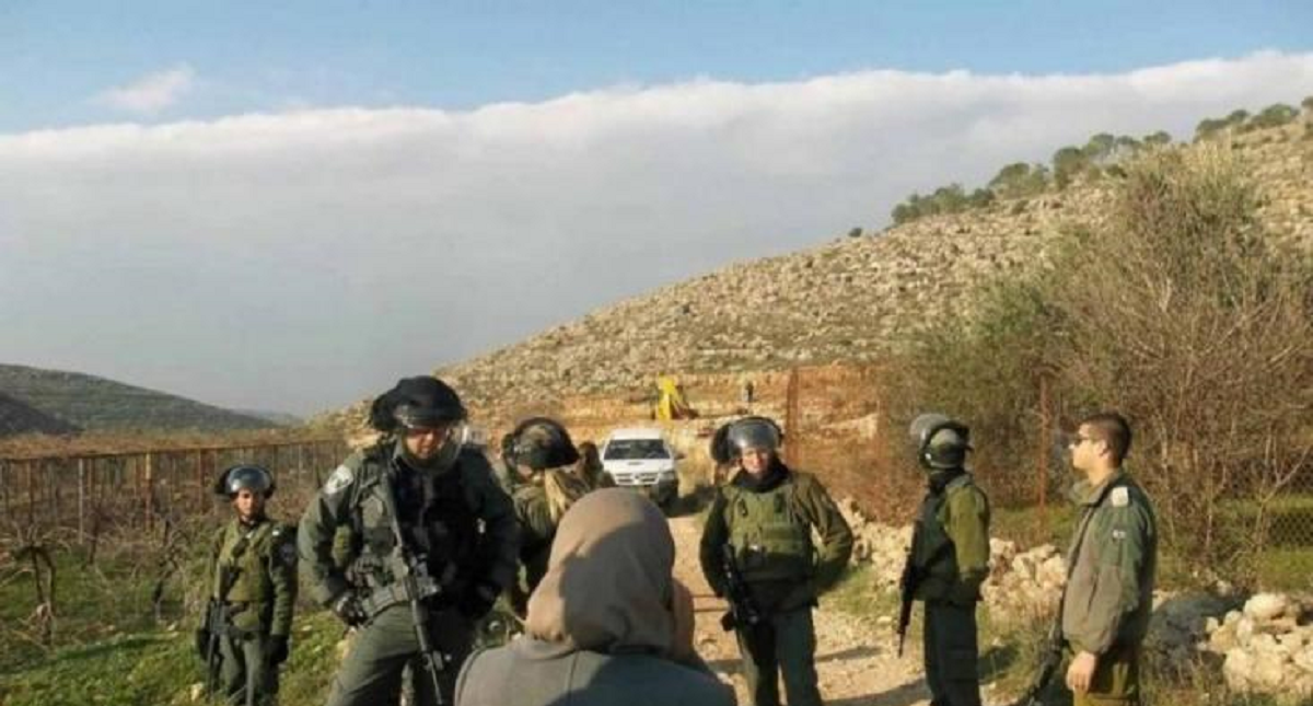 الاحتلال يجبر مواطنين على مغادرة أرضهم في الخضر 